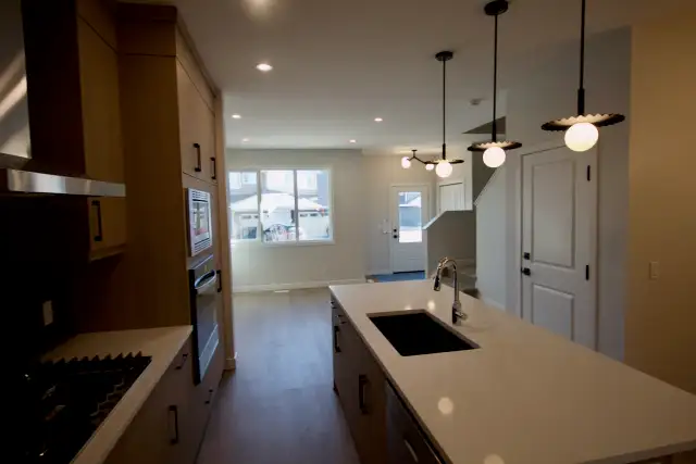 Orchards 4 Bed 3 Bath Home Dbl Garage SW Edmonton - Photo 3