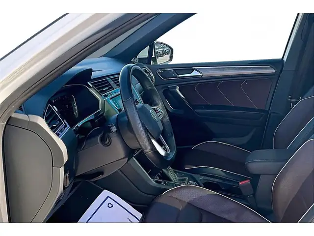 2024 Volkswagen Tiguan AWD | LEATHER | NAV | PANORAMIC SUNROOF | - Photo 2