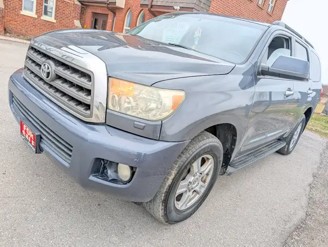 2010 Toyota Sequoia 4WD 4dr 4.6L SR5 | Sun-roof! | Heated seats! - Photo 2