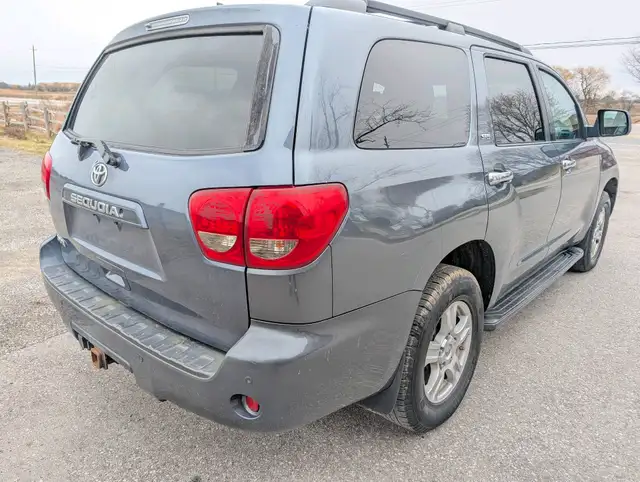 2010 Toyota Sequoia 4WD 4dr 4.6L SR5 | Sun-roof! | Heated seats! - Photo 4