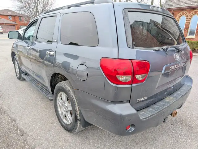 2010 Toyota Sequoia 4WD 4dr 4.6L SR5 | Sun-roof! | Heated seats! - Photo 5