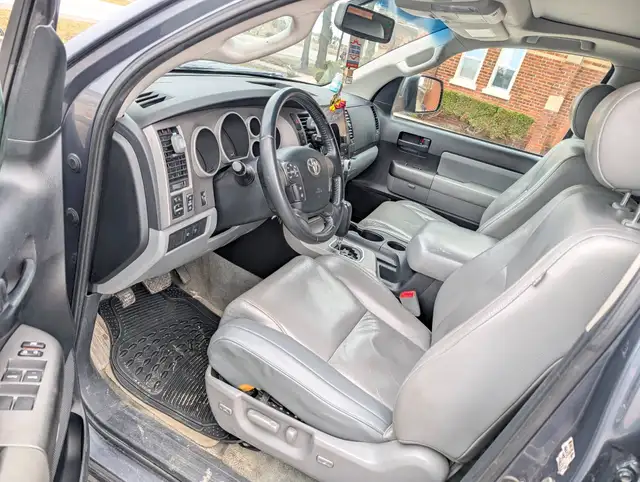2010 Toyota Sequoia 4WD 4dr 4.6L SR5 | Sun-roof! | Heated seats! - Photo 6
