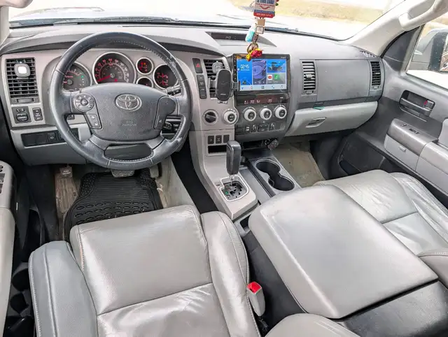 2010 Toyota Sequoia 4WD 4dr 4.6L SR5 | Sun-roof! | Heated seats! - Photo 7