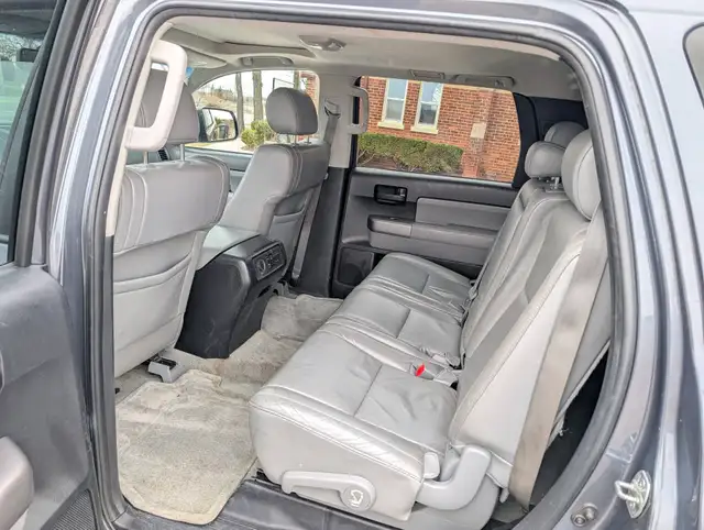 2010 Toyota Sequoia 4WD 4dr 4.6L SR5 | Sun-roof! | Heated seats! - Photo 8