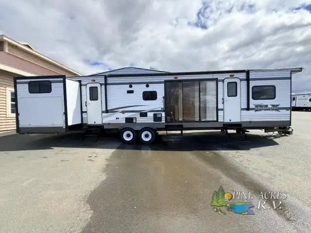 2016 Forest River RV Wildwood DLX 402QBQ