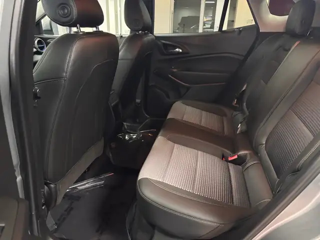 2024 Chevrolet Trax FWD 4dr LT - Photo 13
