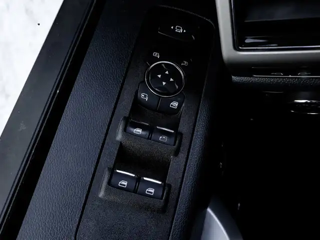 2022 Ford Super Duty F-350 SRW LARIAT 6.7L Tremor Off-Road - Photo 18