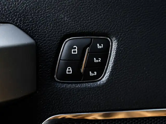 2022 Ford Super Duty F-350 SRW LARIAT 6.7L Tremor Off-Road - Photo 19