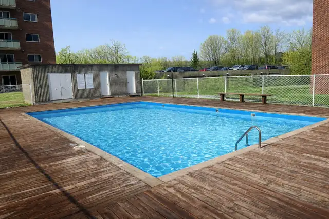 2 chambres | Vue INCROYABLE Parc Gatineau | Piscine   Tennis - Photo 8