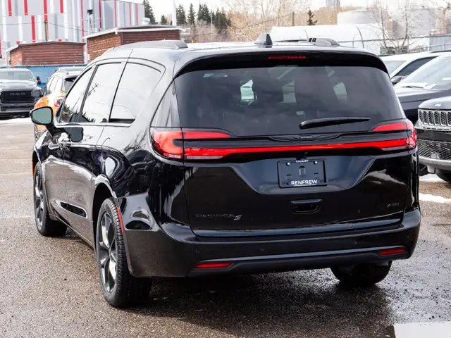 2026 Chrysler Pacifica Select - Photo 3