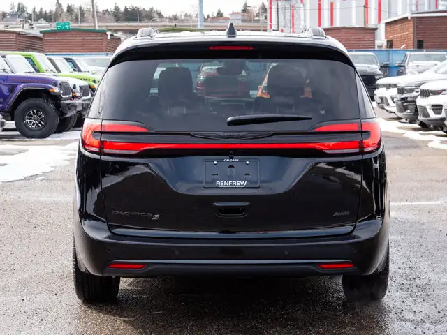 2026 Chrysler Pacifica Select - Photo 4