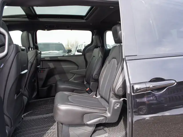 2026 Chrysler Pacifica Select - Photo 20