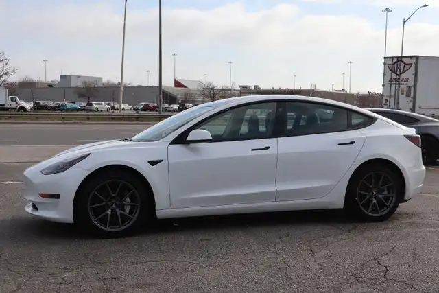 2023 Tesla Model 3 - Photo 3