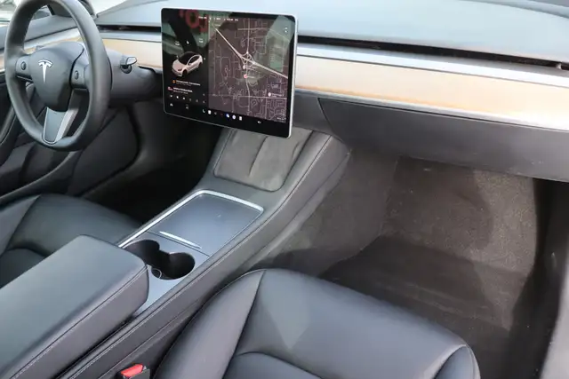 2023 Tesla Model 3 - Photo 11
