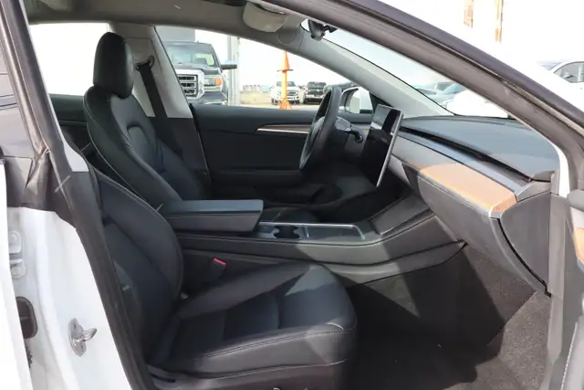 2023 Tesla Model 3 - Photo 14