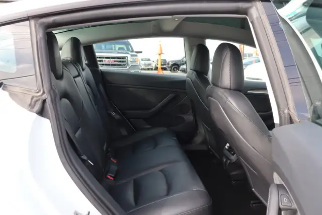 2023 Tesla Model 3 - Photo 15