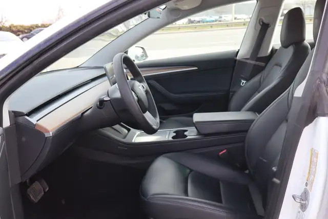 2023 Tesla Model 3 - Photo 17
