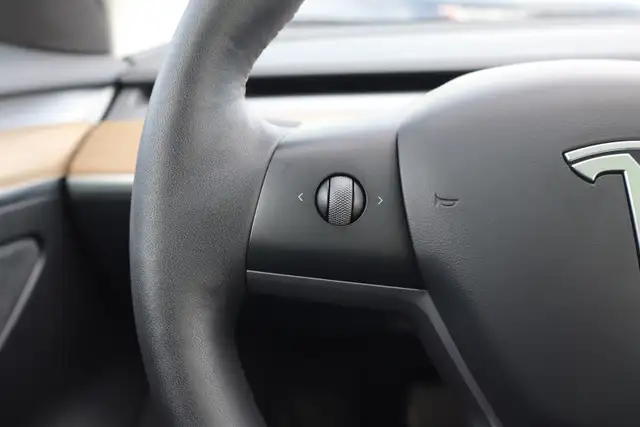 2023 Tesla Model 3 - Photo 19