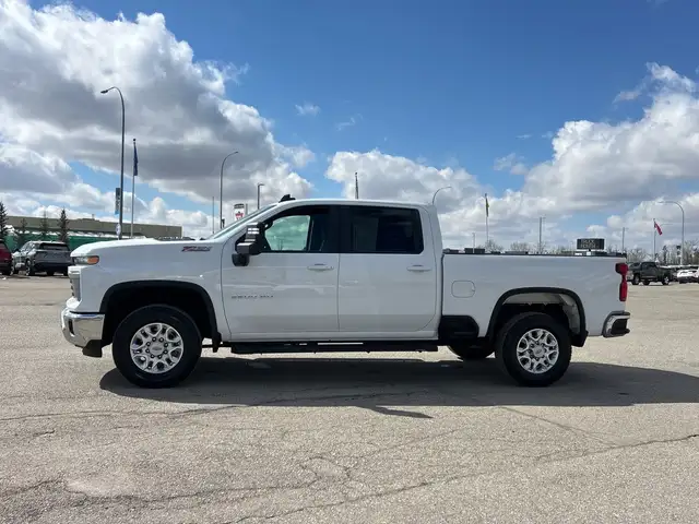 2025 Chevrolet Silverado 3500HD LT - Photo 3