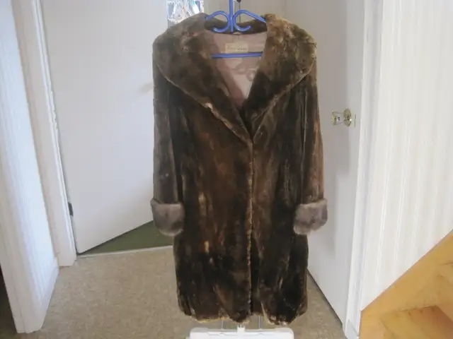 Beau manteau de fourrure long en rat musqué / long muskrat fur c