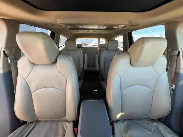 2011 Chevrolet Traverse LT AWD - 7 Passenger - Photo 17