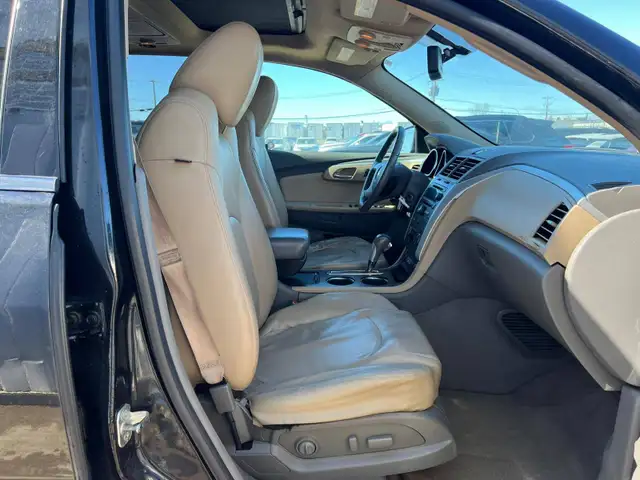 2011 Chevrolet Traverse LT AWD - 7 Passenger - Photo 18