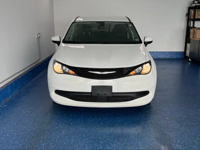 2022 Chrysler Grand Caravan - Photo 2