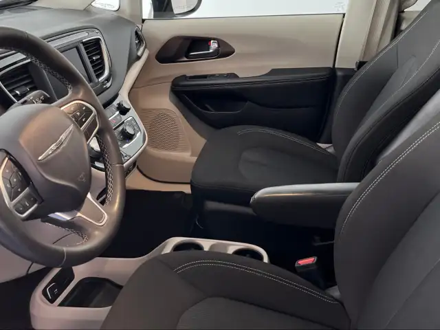 2022 Chrysler Grand Caravan - Photo 12