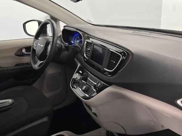 2022 Chrysler Grand Caravan - Photo 15