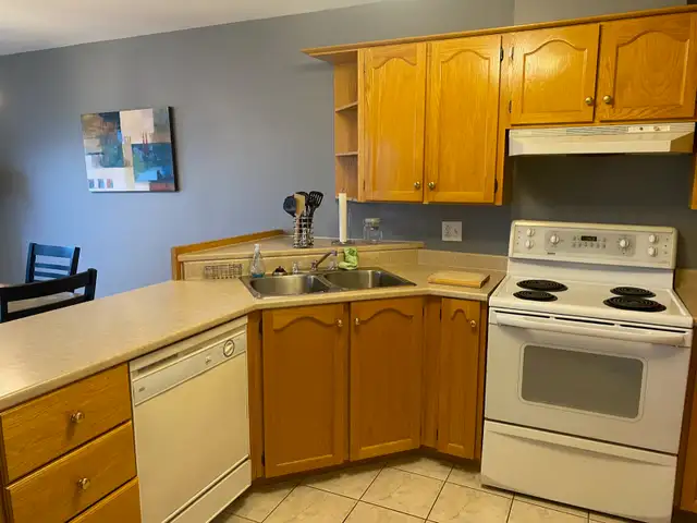 TO RENT: DOWNTOWN ROOM WITH A VIEW - Photo 7