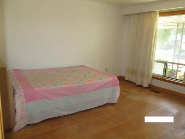 FURNISHED ROOM NEAR KENNEDY SUBWAY STATION $700