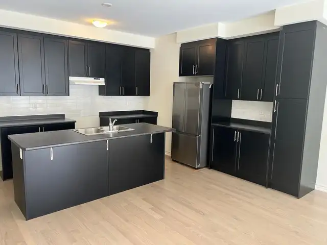 4 Bedroom Townhouse for Rent in Brampton - Photo 2