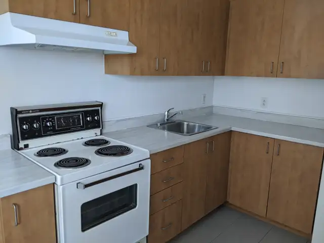 Beau grand 3 ½ /MAI/ en face du Métro Laurier - Photo 2