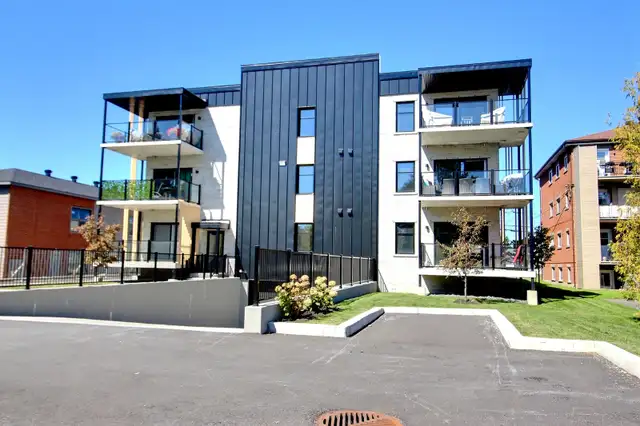 SAINT-LUC:  1471 rue Bernier . Luxueux 4.5 pieces avec garage