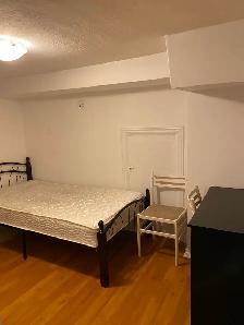 Cozy room in eastyork available from April 1st,single only $750 - Photo 2