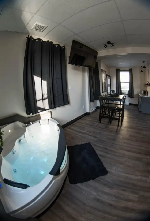 Bachelor jacuzzi suite