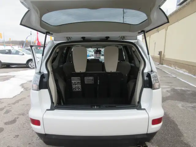 2011 Mitsubishi Outlander LS - Photo 17