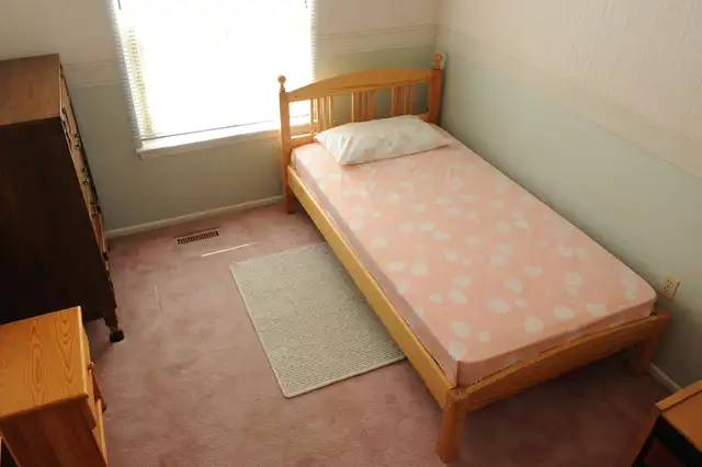 Finch/Warden - Clean, bright, quiet, large private 2nd floor rm. - Photo 3