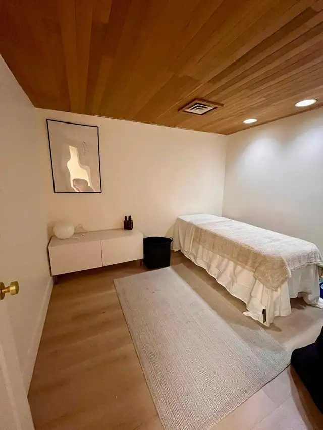 Room for Rent in Established RMT Wellness Space - Photo 2