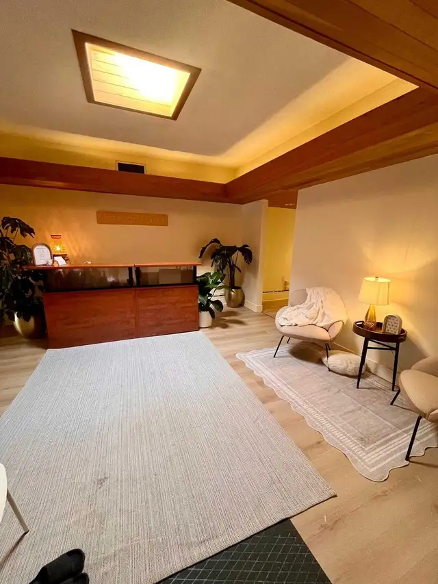 Room for Rent in Established RMT Wellness Space - Photo 4