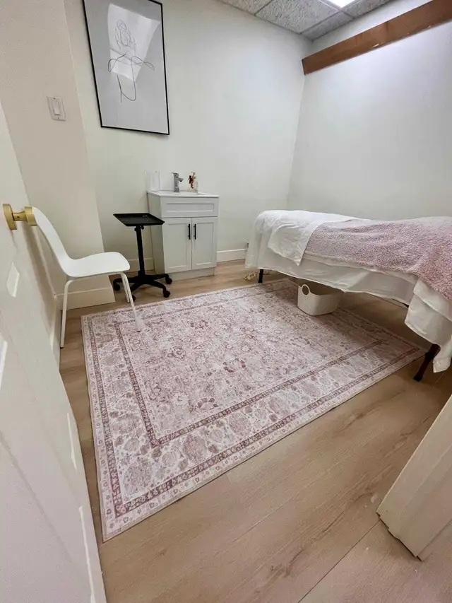 Room for Rent in Established RMT Wellness Space - Photo 5