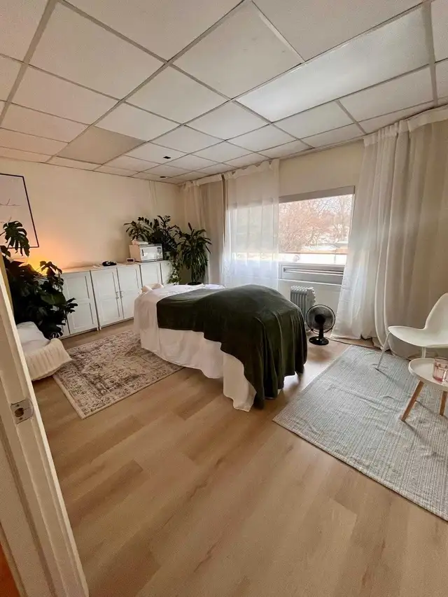 Room for Rent in Established RMT Wellness Space - Photo 7