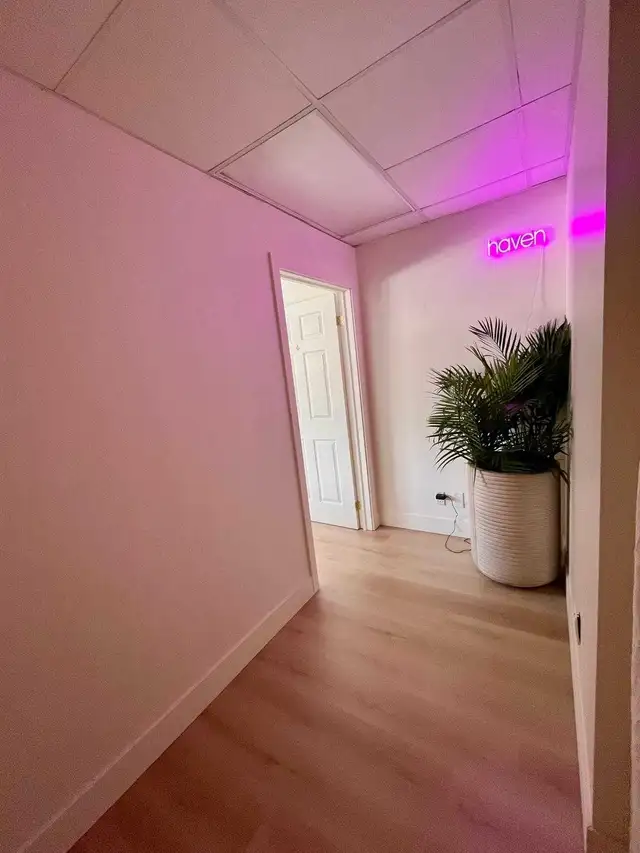 Room for Rent in Established RMT Wellness Space - Photo 9