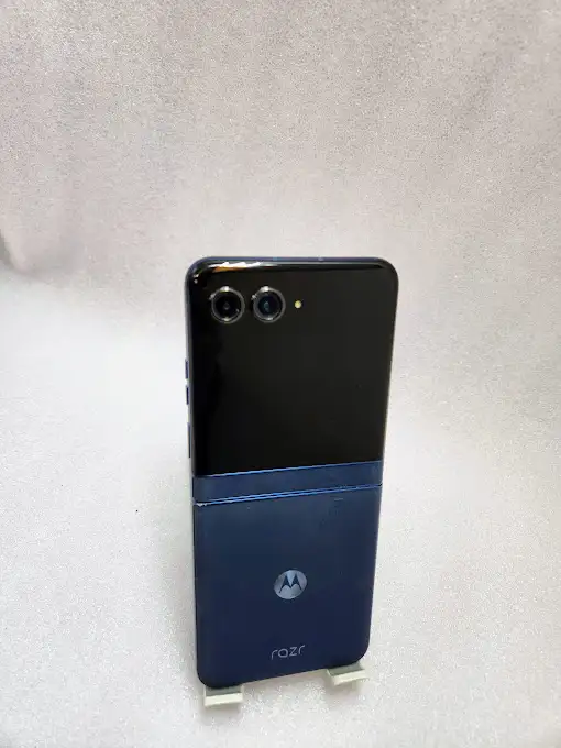 Motorola Razr 2025 256gb Blue 3 Months Warranty W/Charger