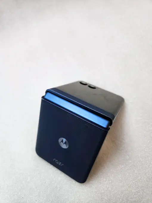 Motorola Razr 2025 256gb Blue 3 Months Warranty W/Charger - Photo 2