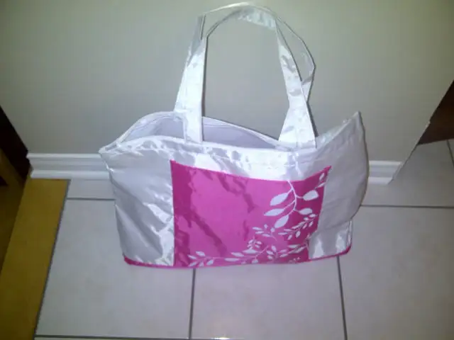 BEAU SAC À MAIN NEUF BLANC ROSE, 15'DE HAUTx20'DE LARGE: $10.00