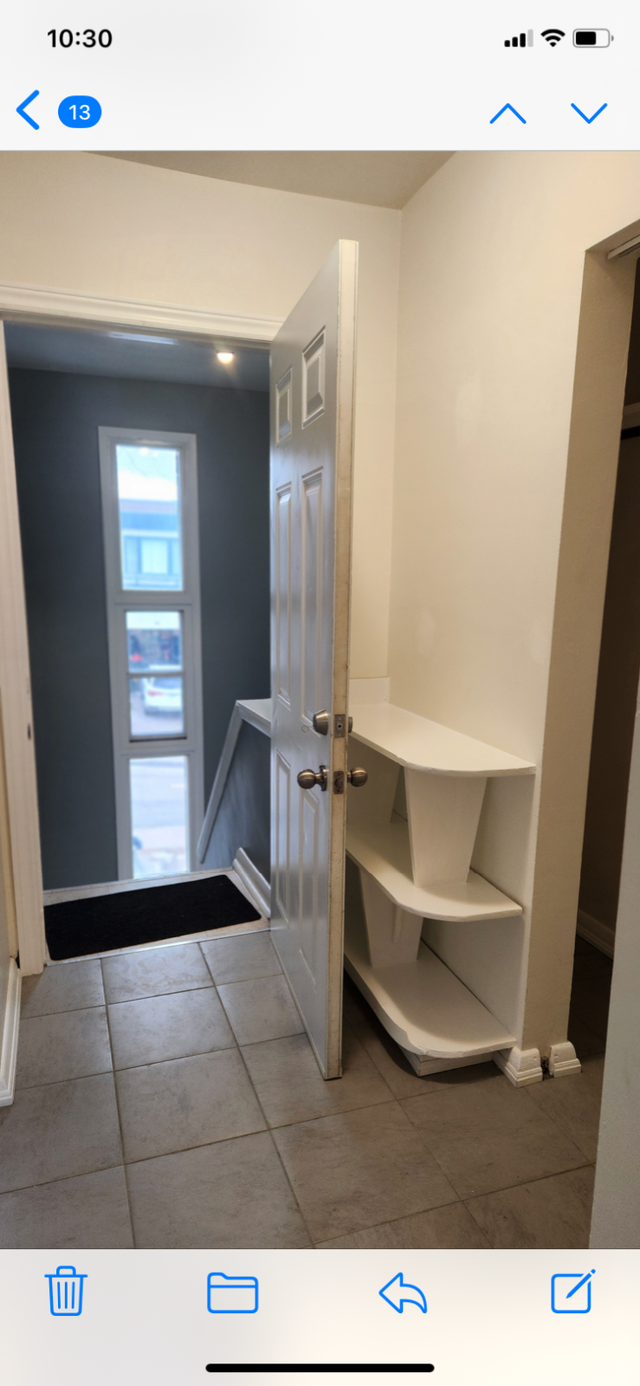 $2300 - 2 Bedroom Bright, Newly renovated.  Great neighbourhood - Photo 2