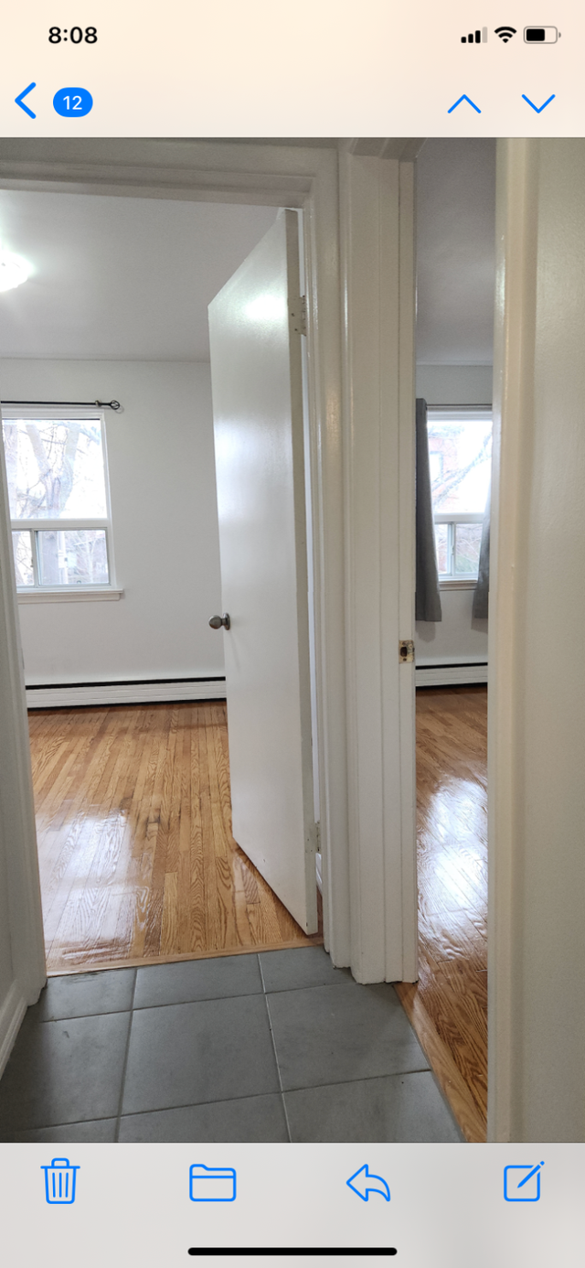 $2300 - 2 Bedroom Bright, Newly renovated.  Great neighbourhood - Photo 4