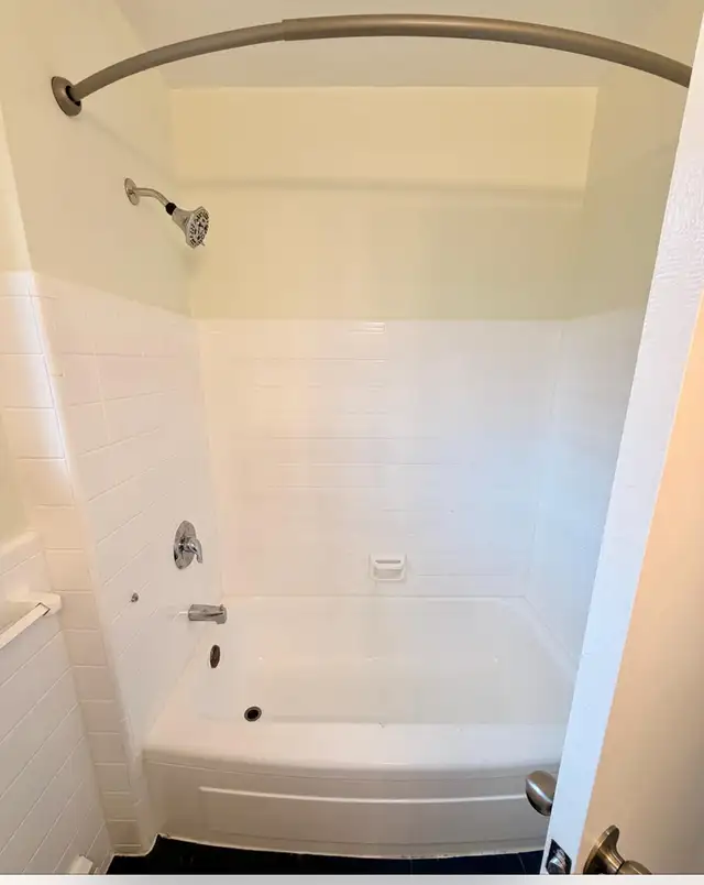 $2300 - 2 Bedroom Bright, Newly renovated.  Great neighbourhood - Photo 8