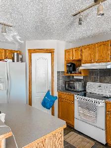 ️ Furnished Room with Mountain Views – Tuscany, NW Calgary - Photo 5